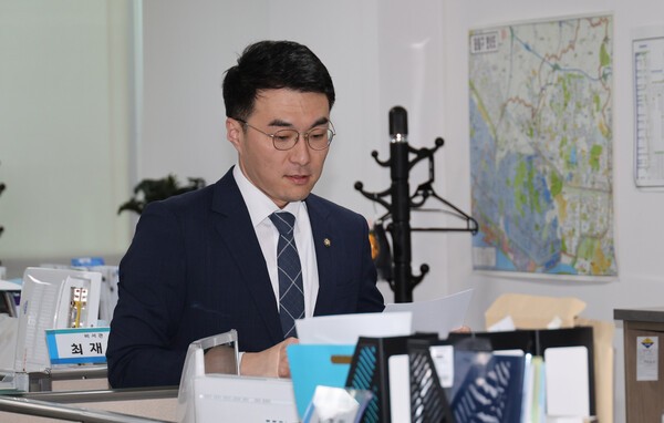 현지 누나 인사청탁 논란을 다루는 정치 기사 이미지