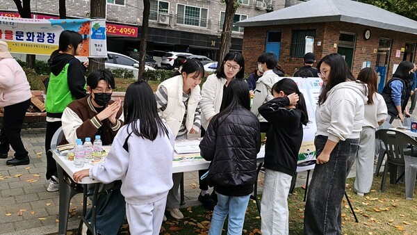 '슬기로운 청년생활' 안전분과에 참여하고 있는 청년들이 행사 현장에서 캠페인을 펼치고 있다[인천삼산종합사회복지관]