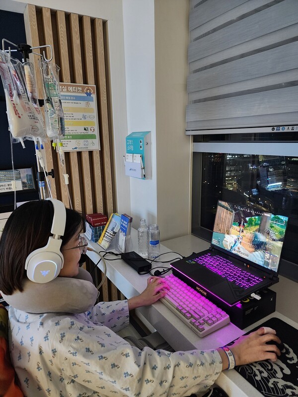병실에서 배틀그라운드를 하며 웃고 있는 아내의 모습. 사진=네이버카페 '배틀그라운드'